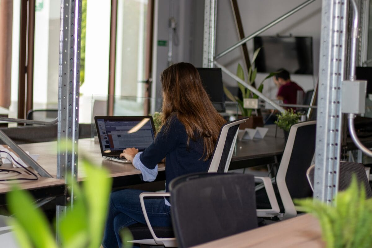Une fille travaille devant un ordinateur dans un espace de coworking à Lausanne