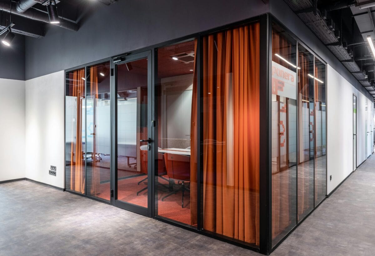 immobilier commercial à Bâle : bureau rouge spacieux